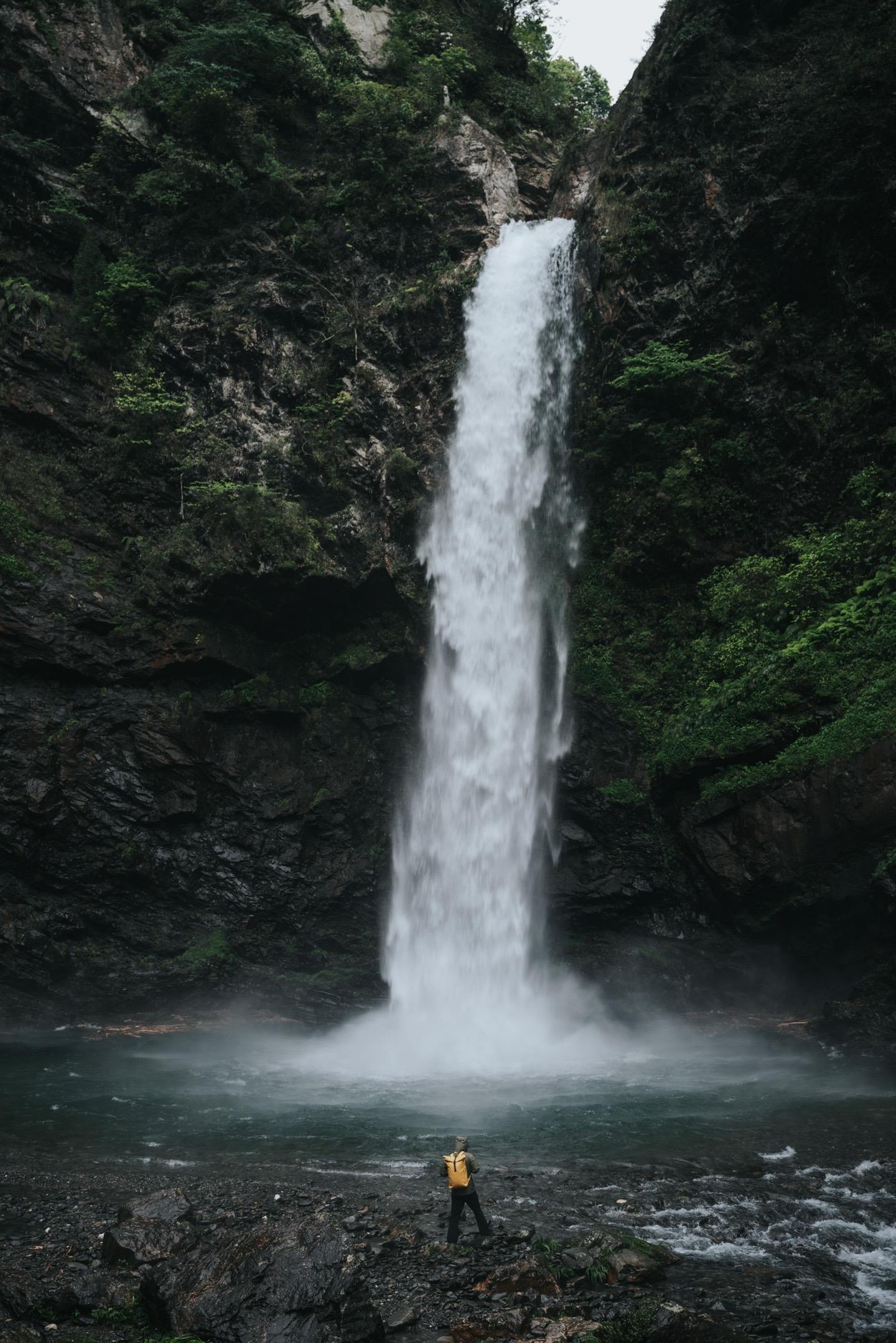 瀑布淋身，自由即永生。现在正处雨季，雨水量充沛，终于来到了我觉得是桂林天花板级别的就是红滩瀑布。 
红滩瀑布的路太绕，最后20km全是只能容下一辆车的道路，路况还好，就是山路崎岖，停车后步行20分钟即可到达此处。 
📍桂林红滩瀑布（导航红滩管理站）免费 
📷：尼康z9
冲锋衣：台州鸟
裤子：优衣库
鞋子：匡威
包包：Gaston Luga