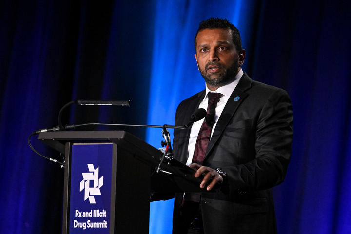 #FBI局长告大西洋月刊诽谤# #美媒报道FBI局长酗酒被起诉#【FBI局长控告