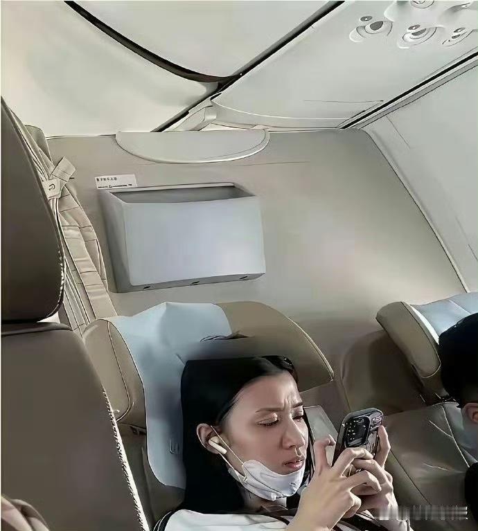这是哪个女明星啊？素颜的样子好普通。