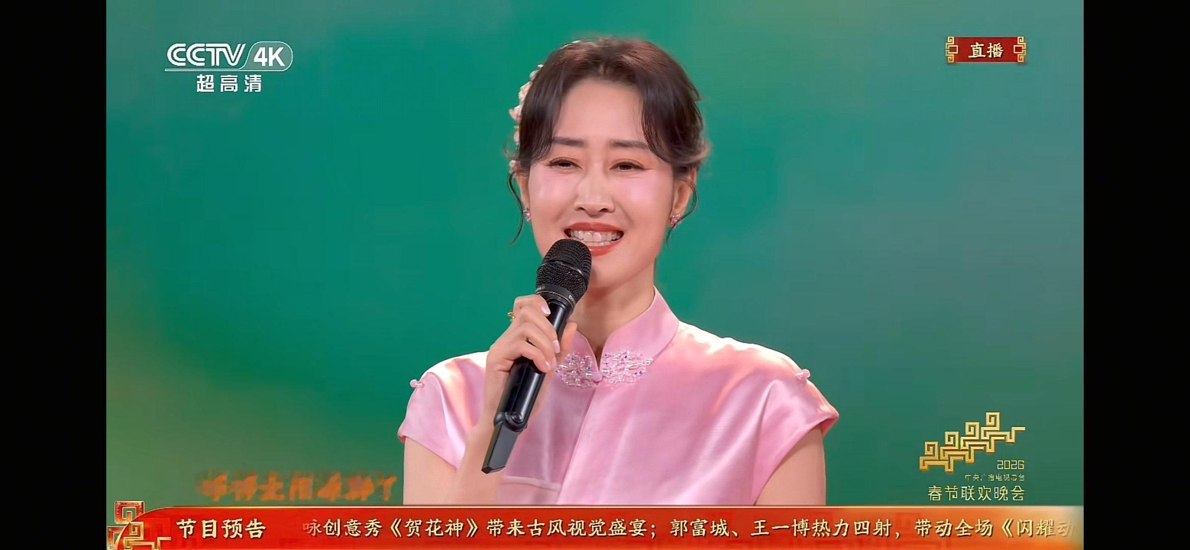 一袭粉衣女性阵容太美啦吧！一种蓬勃向上的朝气感扑面而来～春晚段子大考春晚