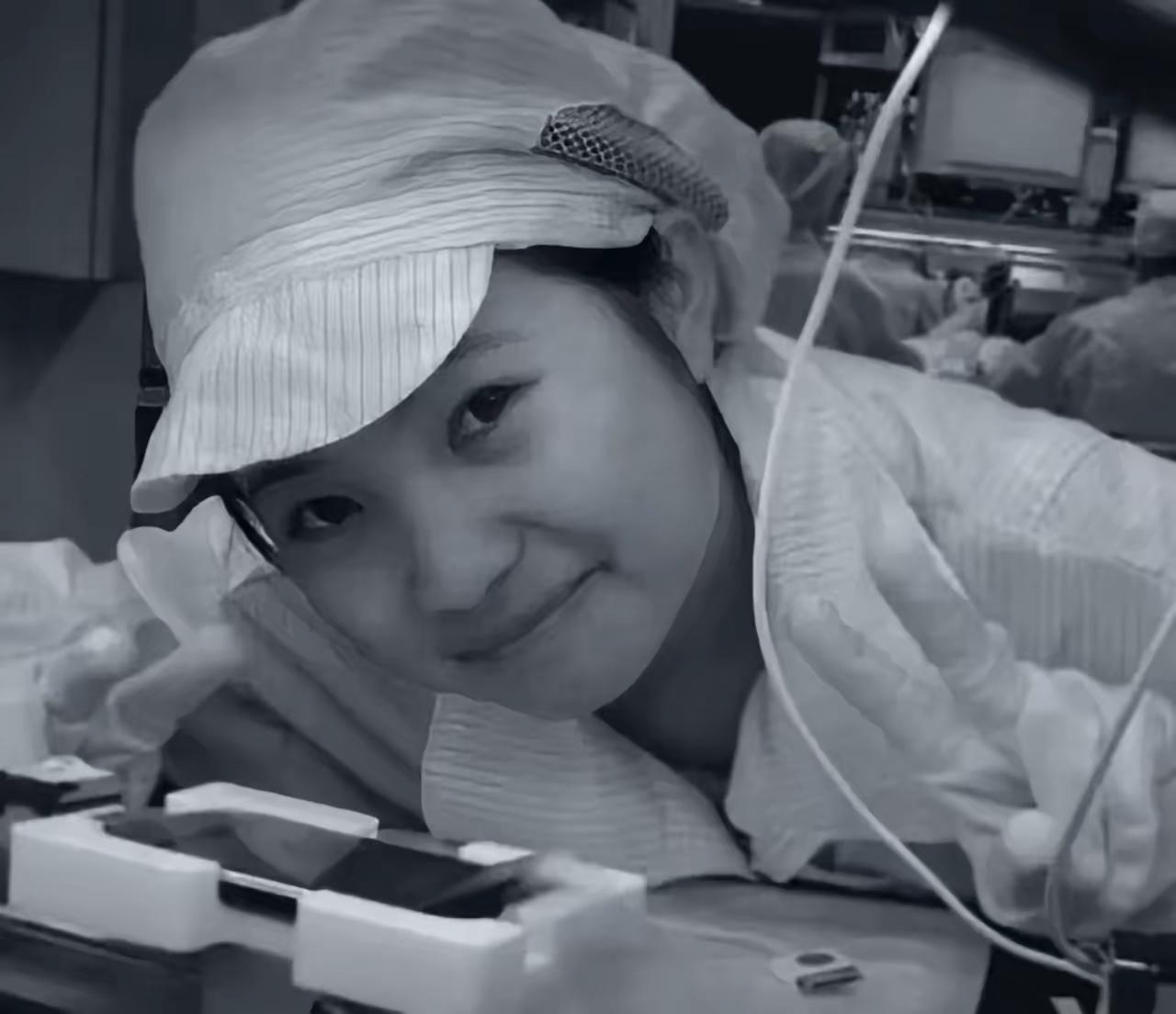 2008年，一位可爱的贵州妹子，在富士康打工，她闲着没事，用工厂里尚未完工的苹果