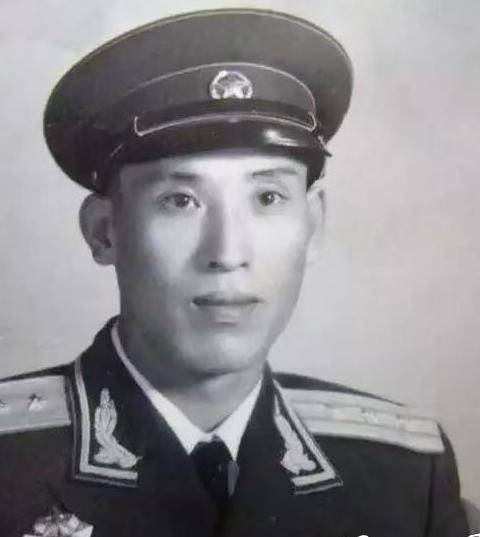 1960年代初，盘锦大洼子农场副场长吴成德正带领职工晒粮，突然有辆小车缓缓驶来。