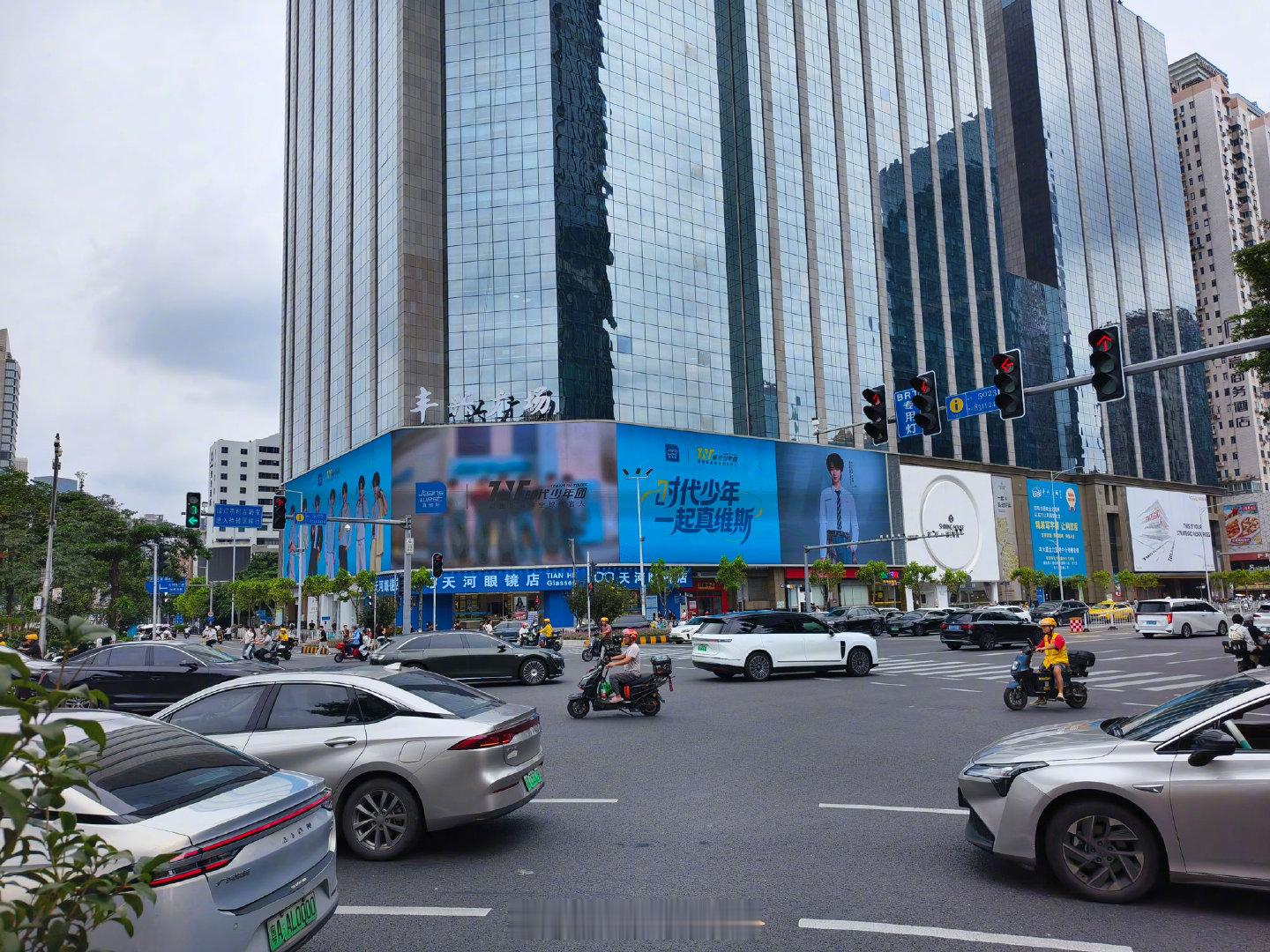 20城的大屏循着不同的节奏陆续登场，少年们的模样被清晰定格，那份与生俱来的青春感