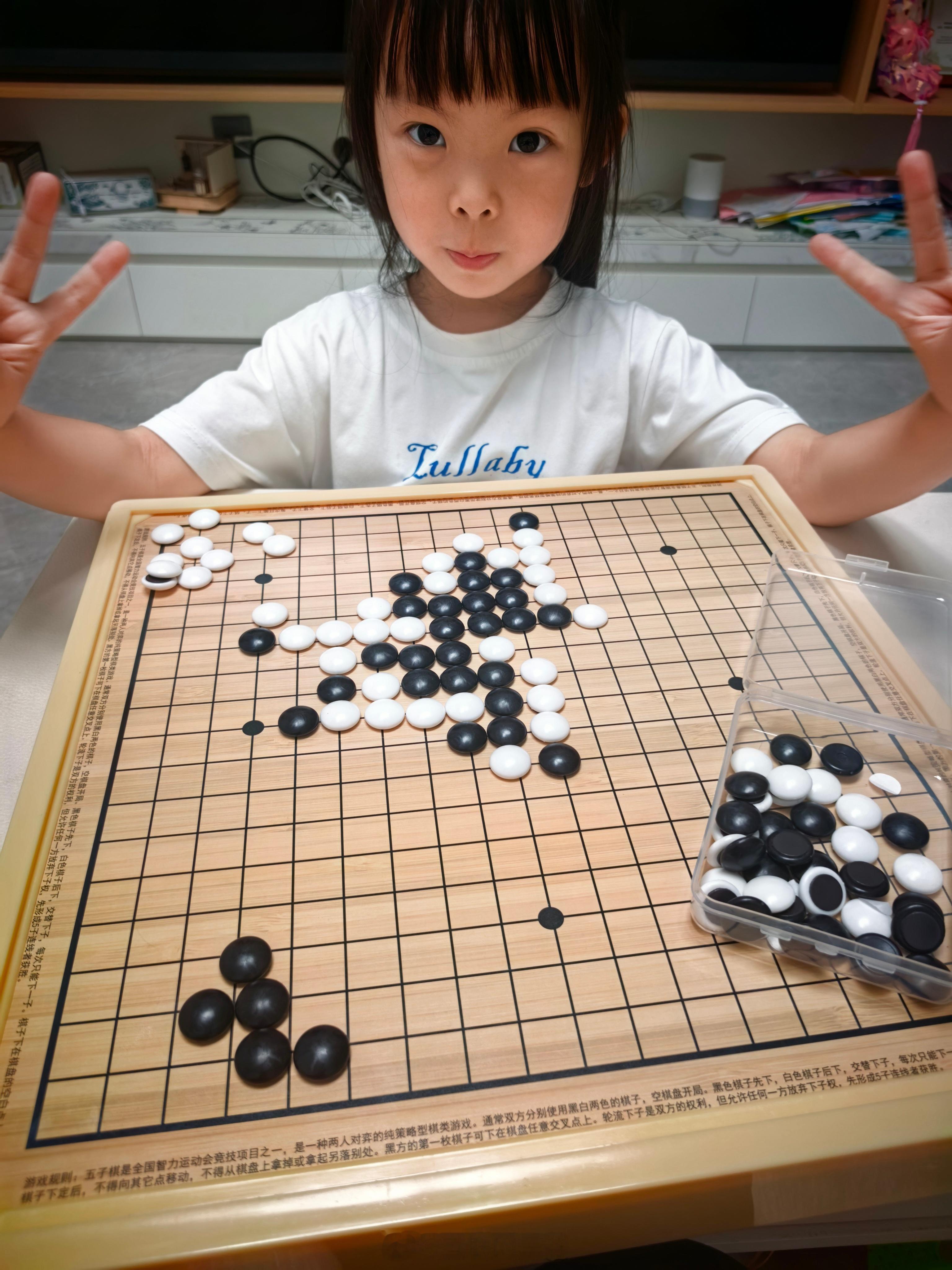 吃完晚饭，和娃下会儿五子棋