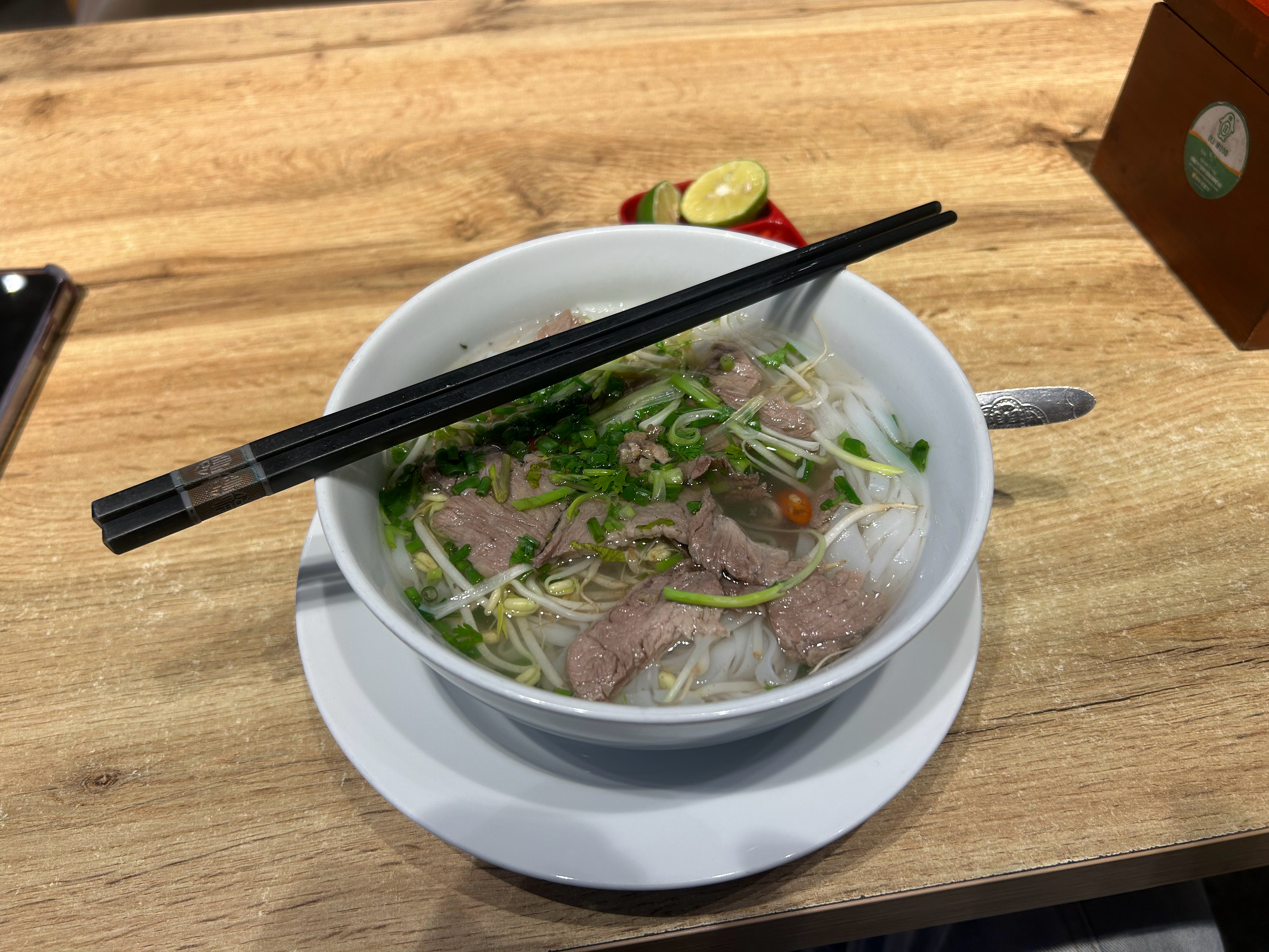 不得不说，越南这个机场里的这家牛肉粉店装修的不错，环境和氛围都不错，但是一碗牛肉