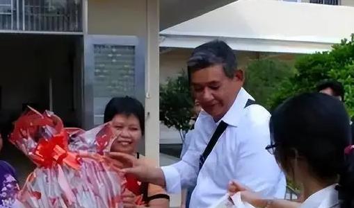 父被卖南美当苦力，儿竟成外国三军总司令！66岁回广东认祖寻亲
2013年5月，广