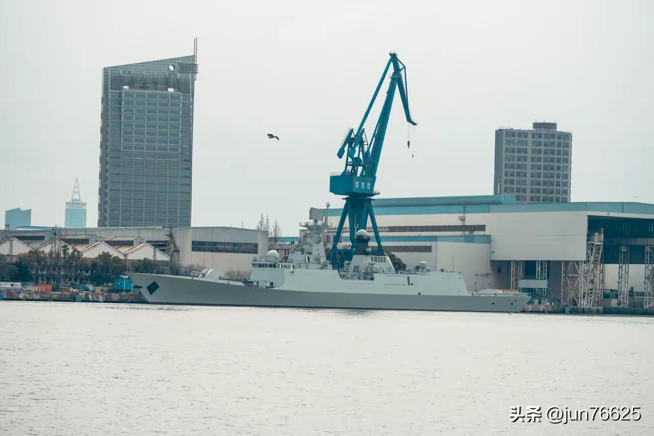 054A即将完美收官：装备数量究竟有多少？
最新批次的054A据信数量为10艘，