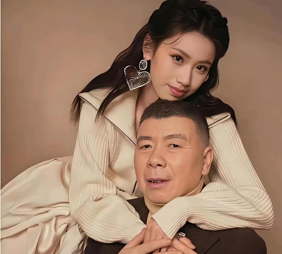 小棉袄和父亲合照，画面温馨甜蜜，