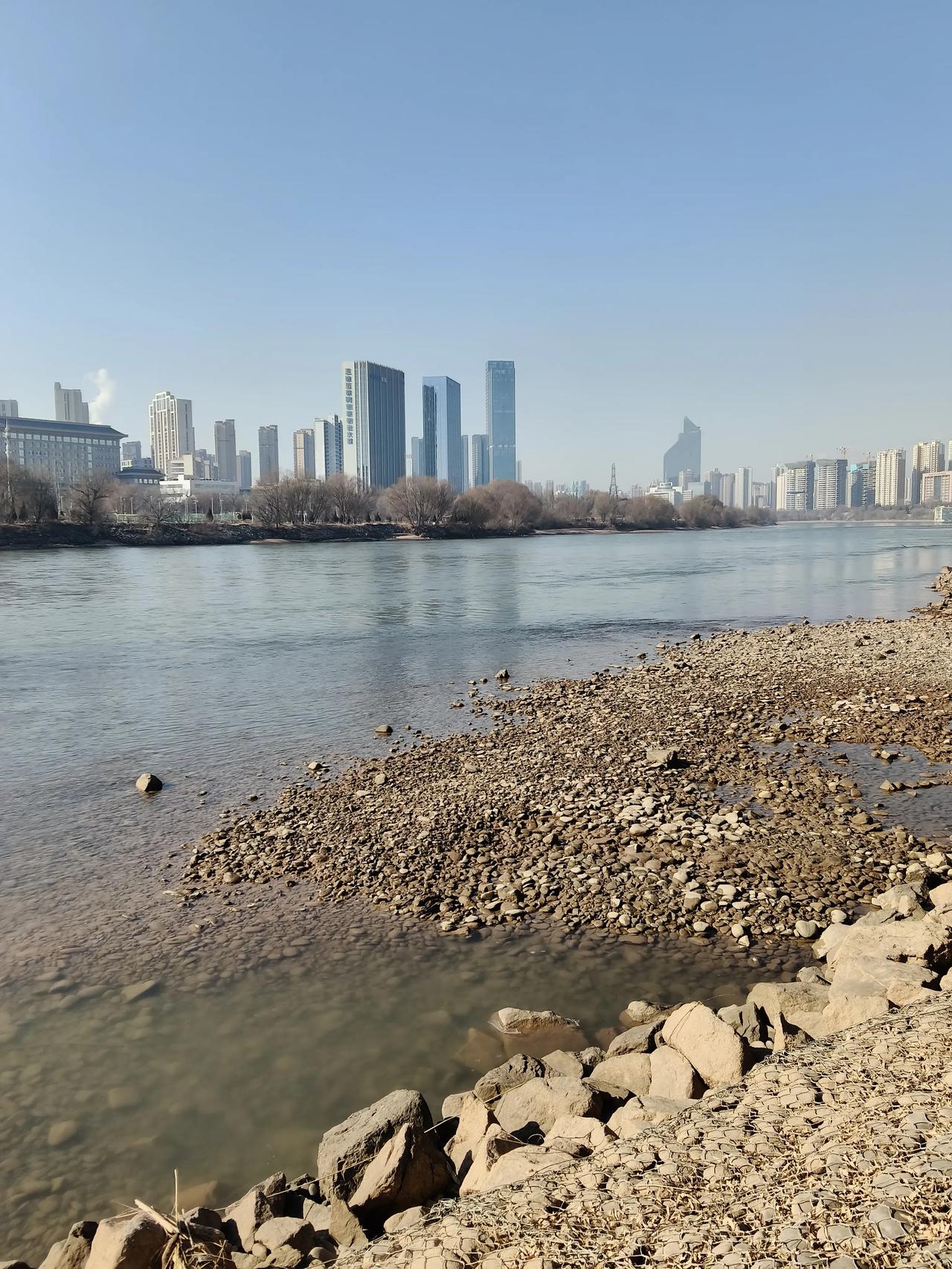 赶紧开车出门到黄河边去晒个太阳，发现了黄河的水很清，天气虽然在零下10度左右，但