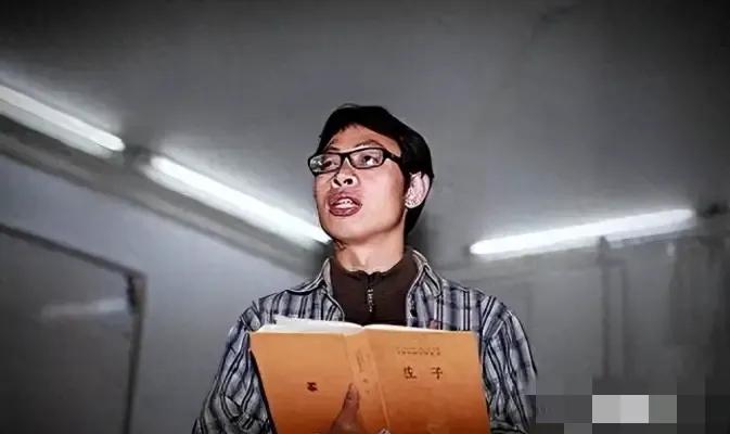 “善恶终有报！”2008年汶川地震时，范美忠正给学生上课，谁知他丢下学生撒腿就跑