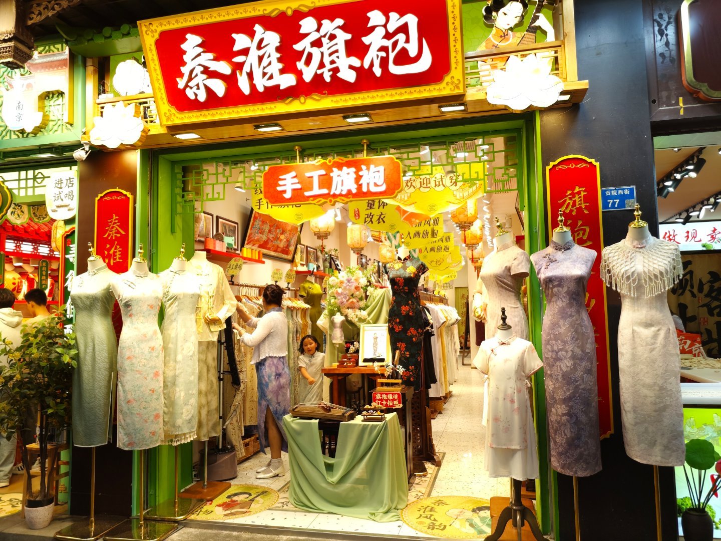 不知道为啥大家都在拍孝陵卫三个字。去扬州能听到一点乡音，在南京听到更多。浑身都觉