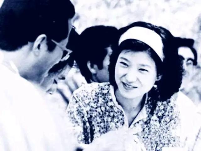 无论是朴槿惠还是洪秀柱，年轻时的她们都好美，女中豪杰的她们，一个是韩国前总统，一