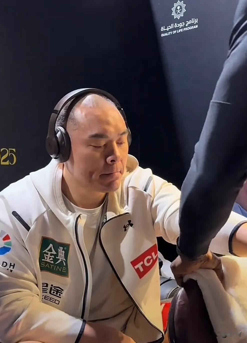 张志磊输了比赛，赢了未来！张志磊此前一直拿自己打拳的奖金养活团队，常常为此抓襟见