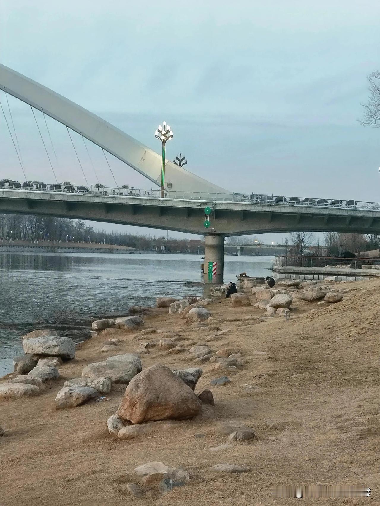 昨天下午去河边逛的时候，发现一个男子，他时不时地就对着河吼一声，附近有人说他有毛