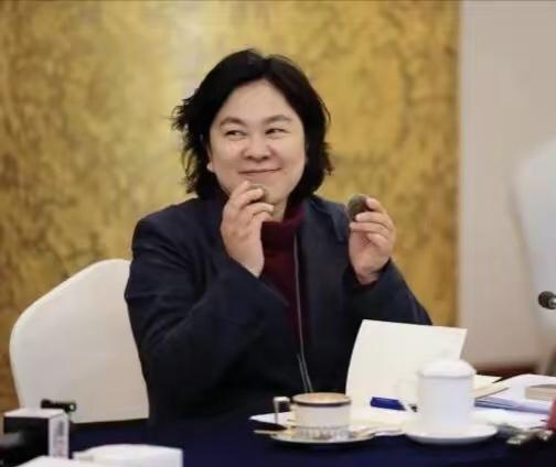 春莹姐姐
太可爱了！
在十四届全国人大四次会议广东代表团小组会议现场，春莹姐姐语