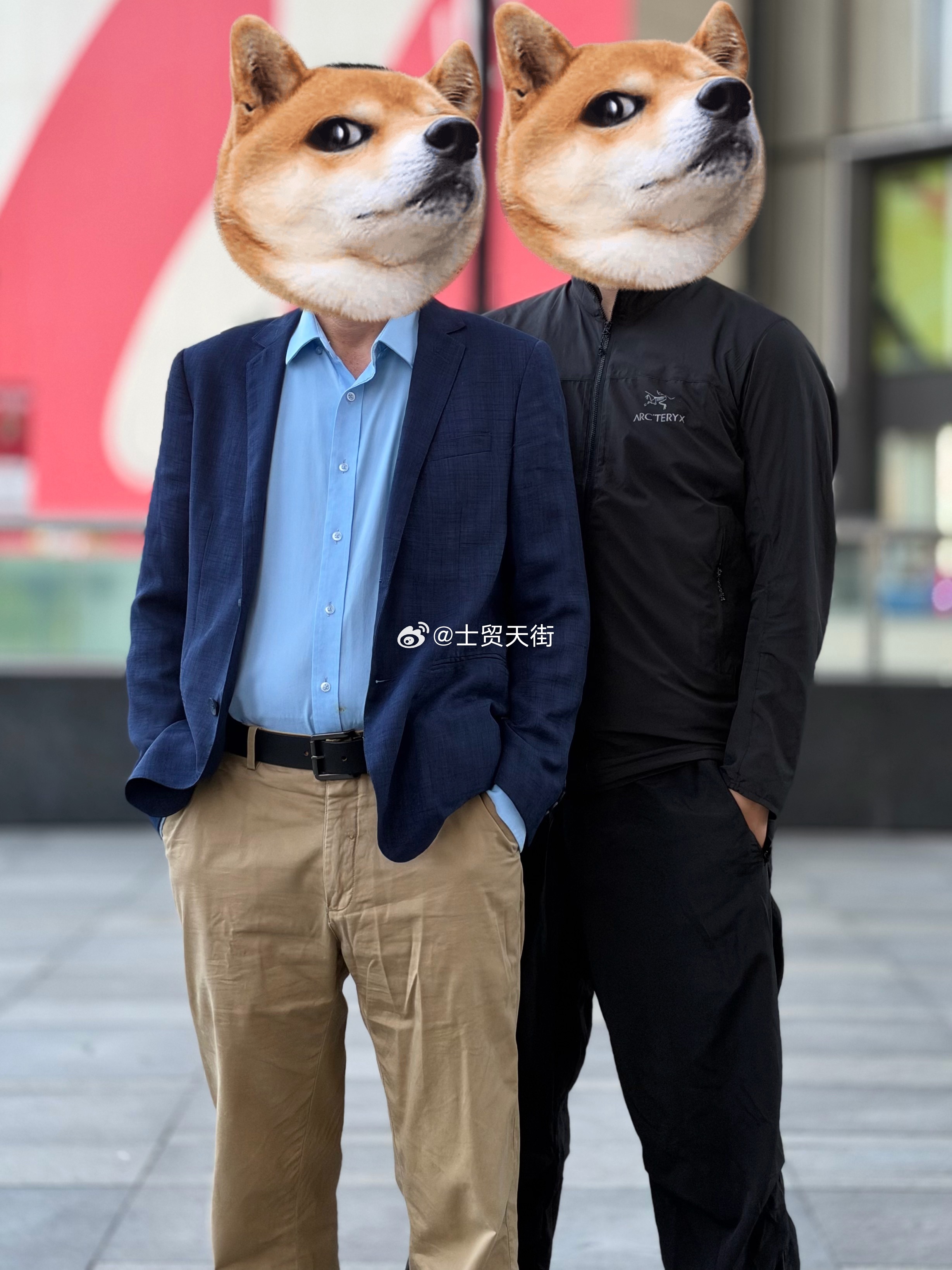 他说：我俩是不是好久没合过影了？然后我就掏出手机立在旁边柱子上… ​​​