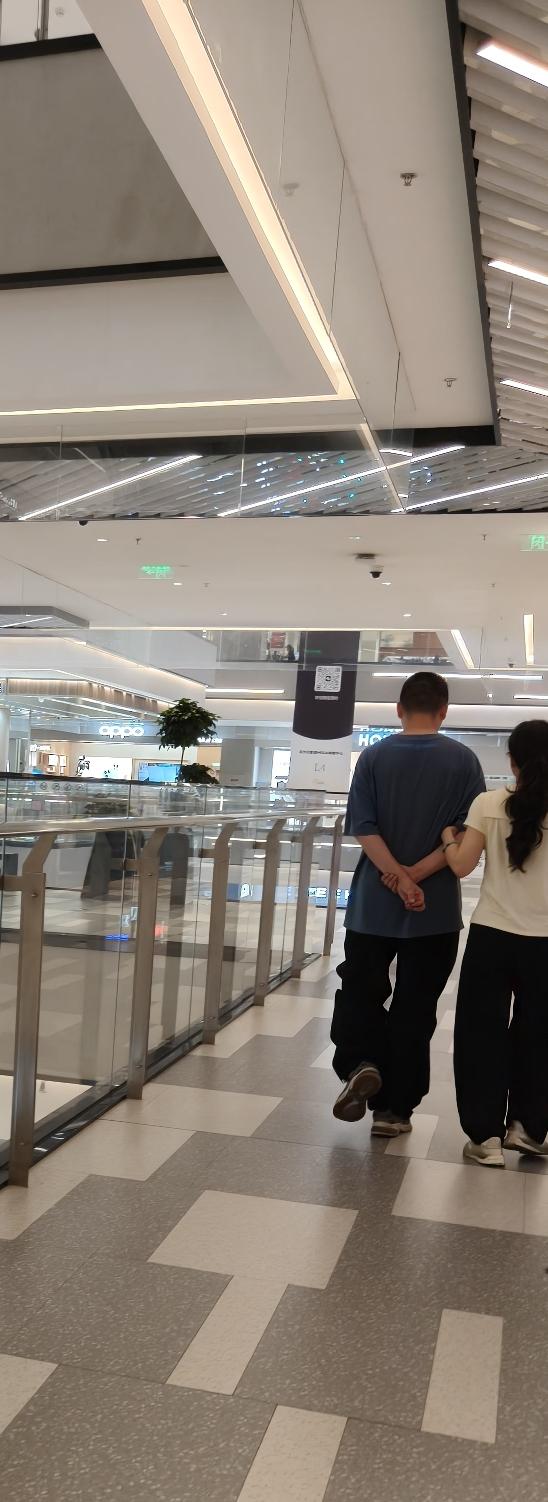 如今，穿凉鞋的人愈发稀少了。今日去商场逛街，我的鞋垫跑了出来，我便坐下重新打理，