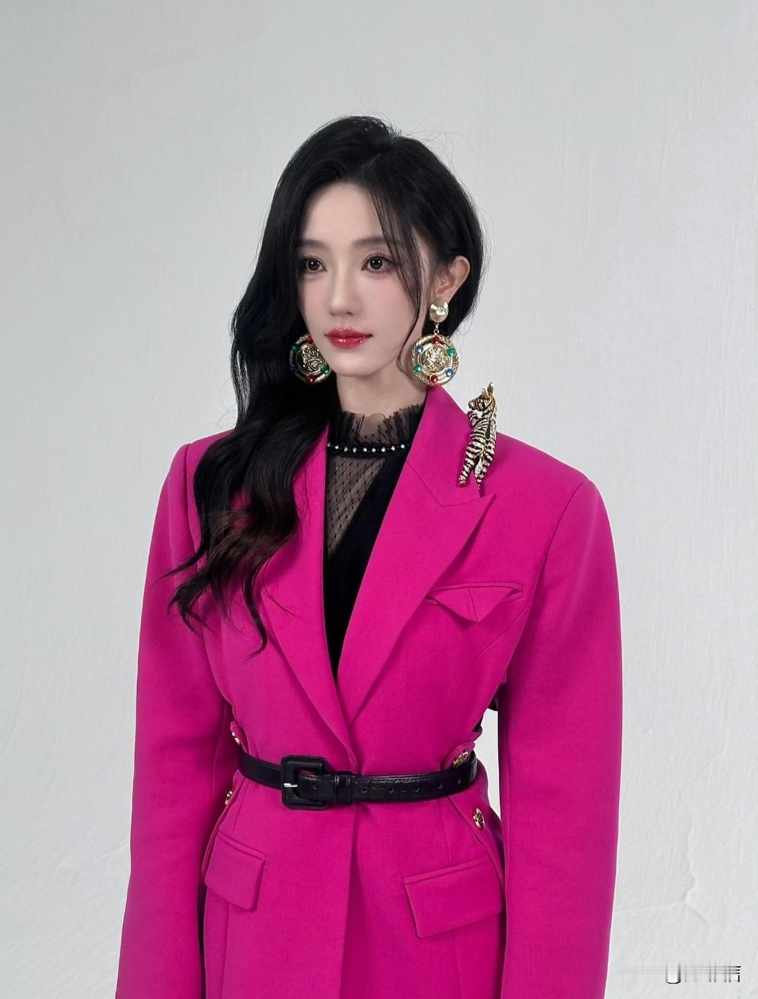 不愧是鞠婧祎的闺蜜，得到她的变美真传了……
肖燕，中国内地女演员，出生于1997