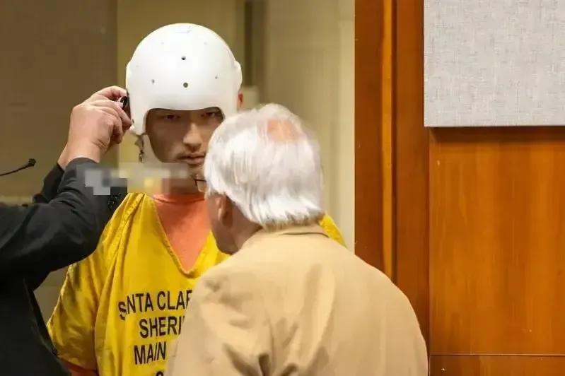 陈立人终于出庭了，在4次缺席后。这次他戴着一个头盔出庭，这头盔据称是监测脑部活动