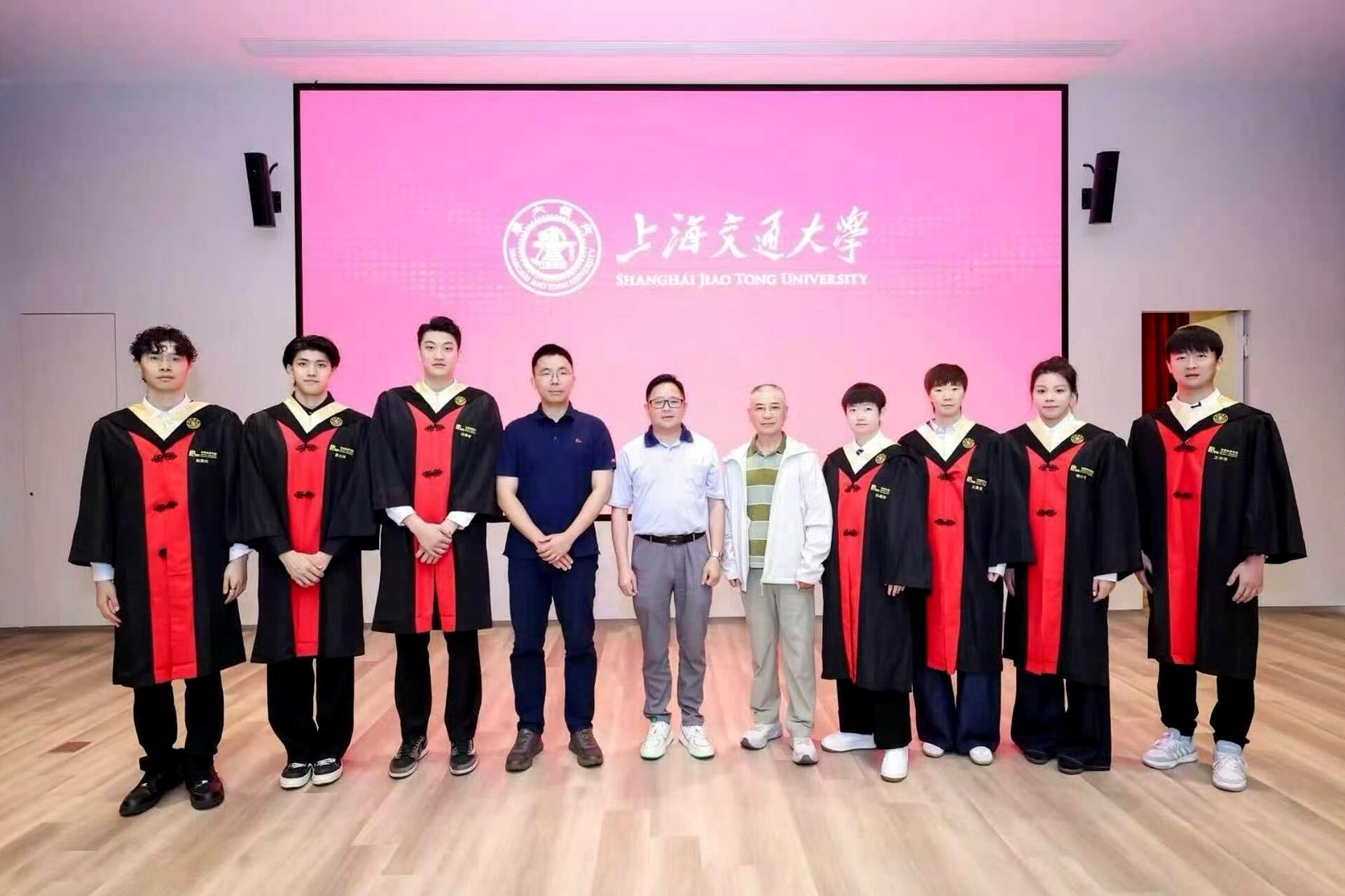 孙颖莎、王曼昱上海交通大学毕业照！ 