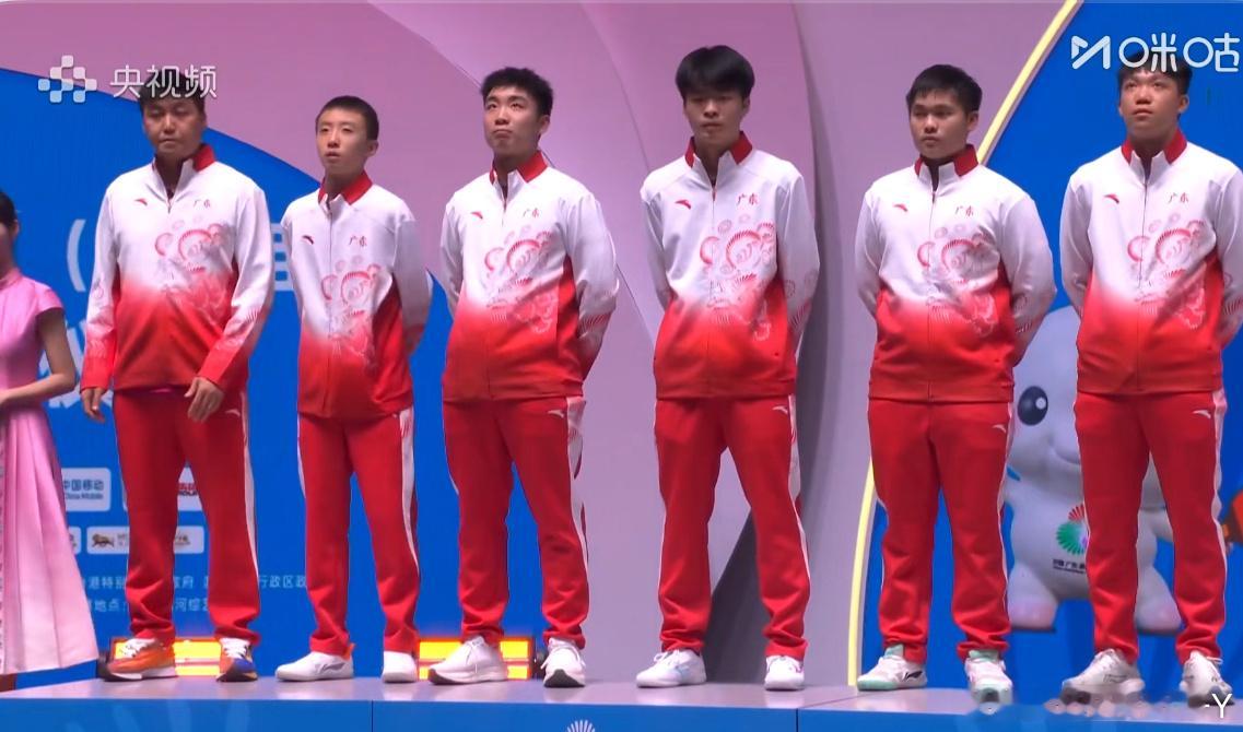 张超怎么不上领奖台呢？这个领奖台你还是上得的 你很辛苦 确实把这次小孩教的有模有