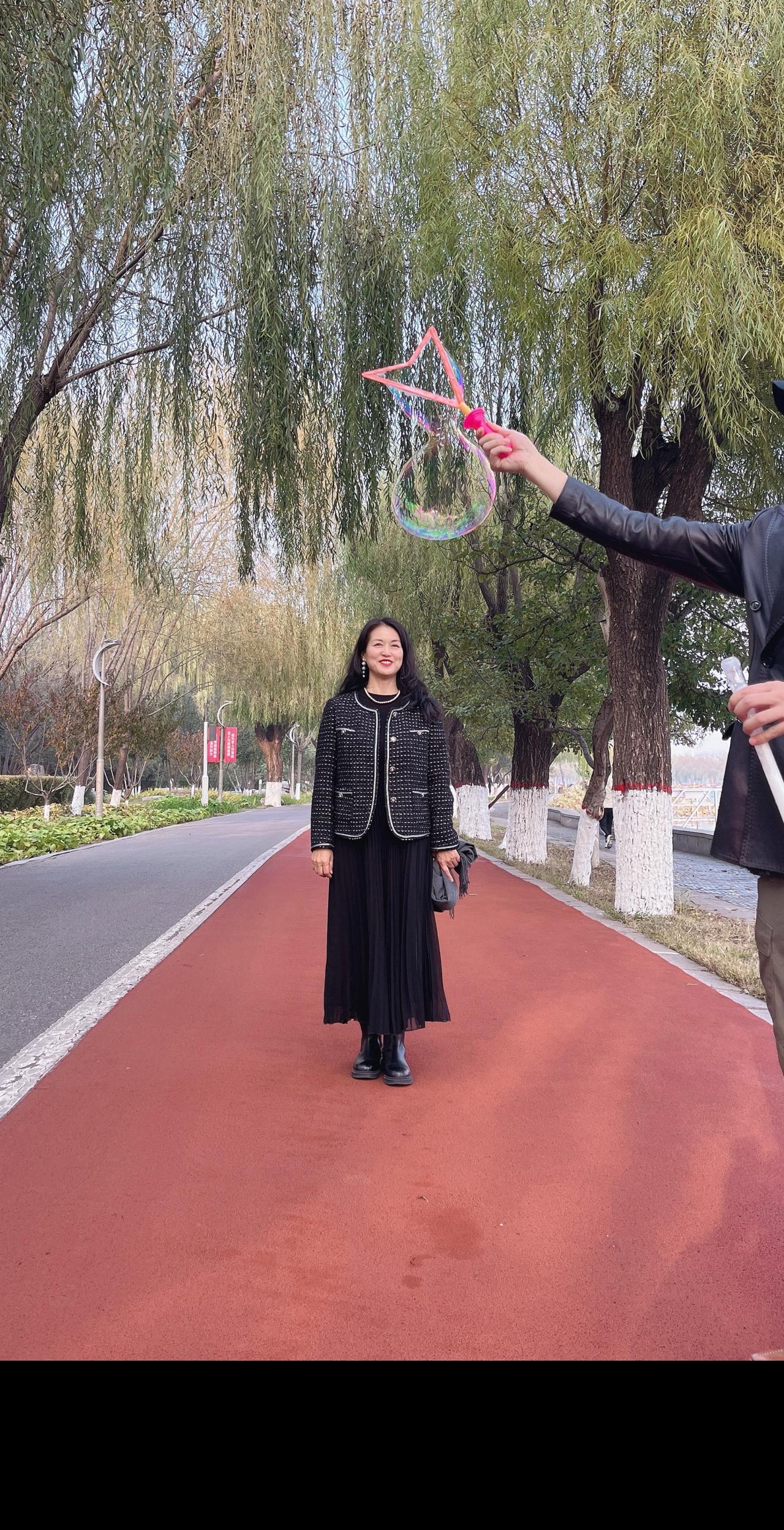 人没有期望，也就不会失望。自己永远是自己的屋檐。不要把幸福寄托任何人，爱自己最靠