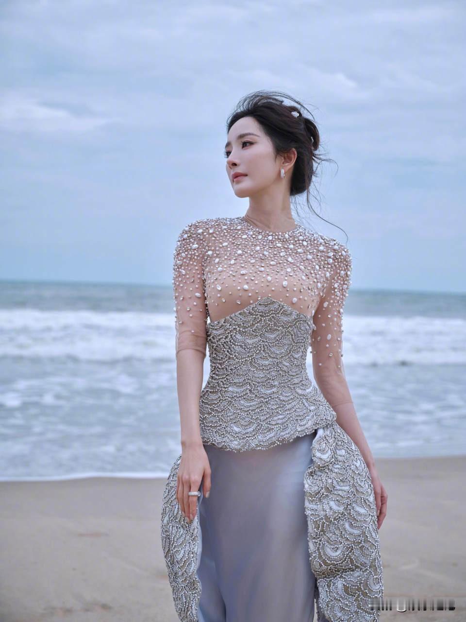 海把它的珍藏，都绣在了@杨幂 的裙上，
当她行走，一切便有了形状——是浪花，是鳞