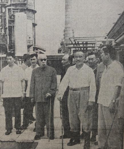 1964年8月1日朱德委员长，董必武副主席在大庆炼油厂参观