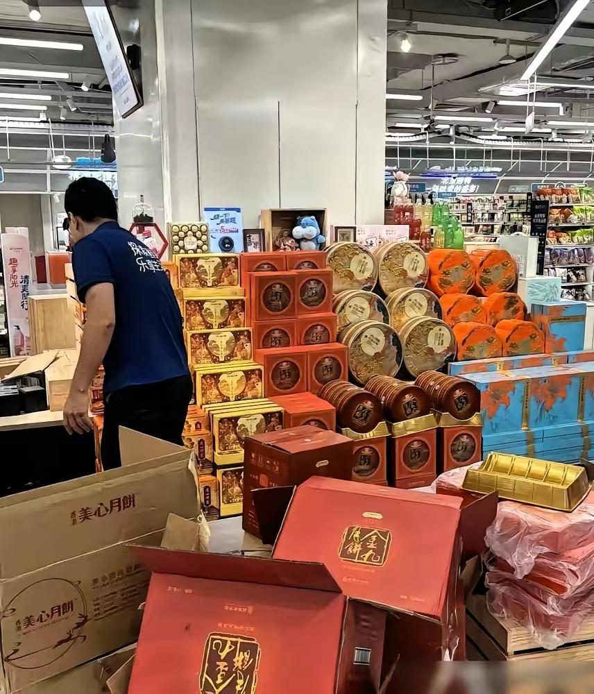 月饼为啥卖不动了？
因为这届年轻人把账算得明明白白！

昨天逛超市，特意去看了看