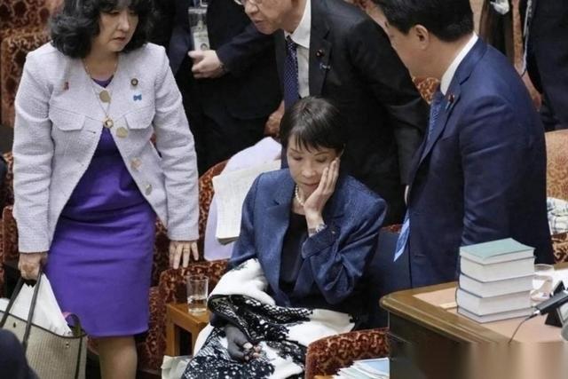 中方反制刚出来那会儿，高市早苗还满不在乎，以为就是个走过场的象征动作。
结果家底