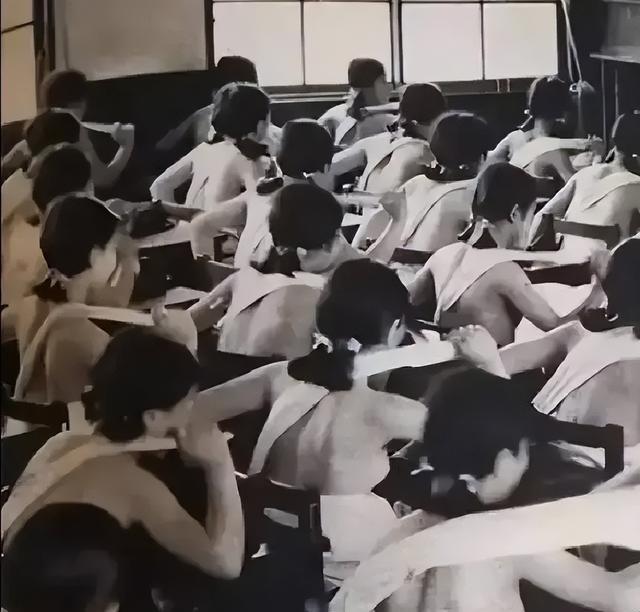 1938年二战时期的日本著名照片，图中的大阪女高中生并不是在穿着什么衣服，而是用