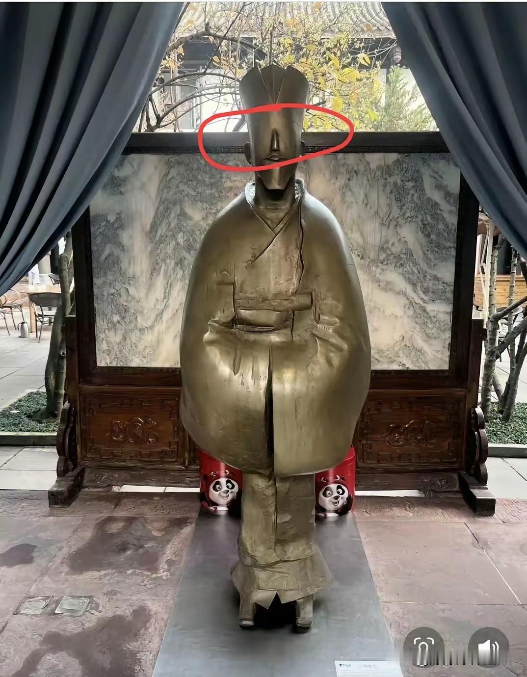 又是清华美院的大作，这回轮到苏东坡遭殃了。

如果不看名字，谁能认出这没眼睛、面