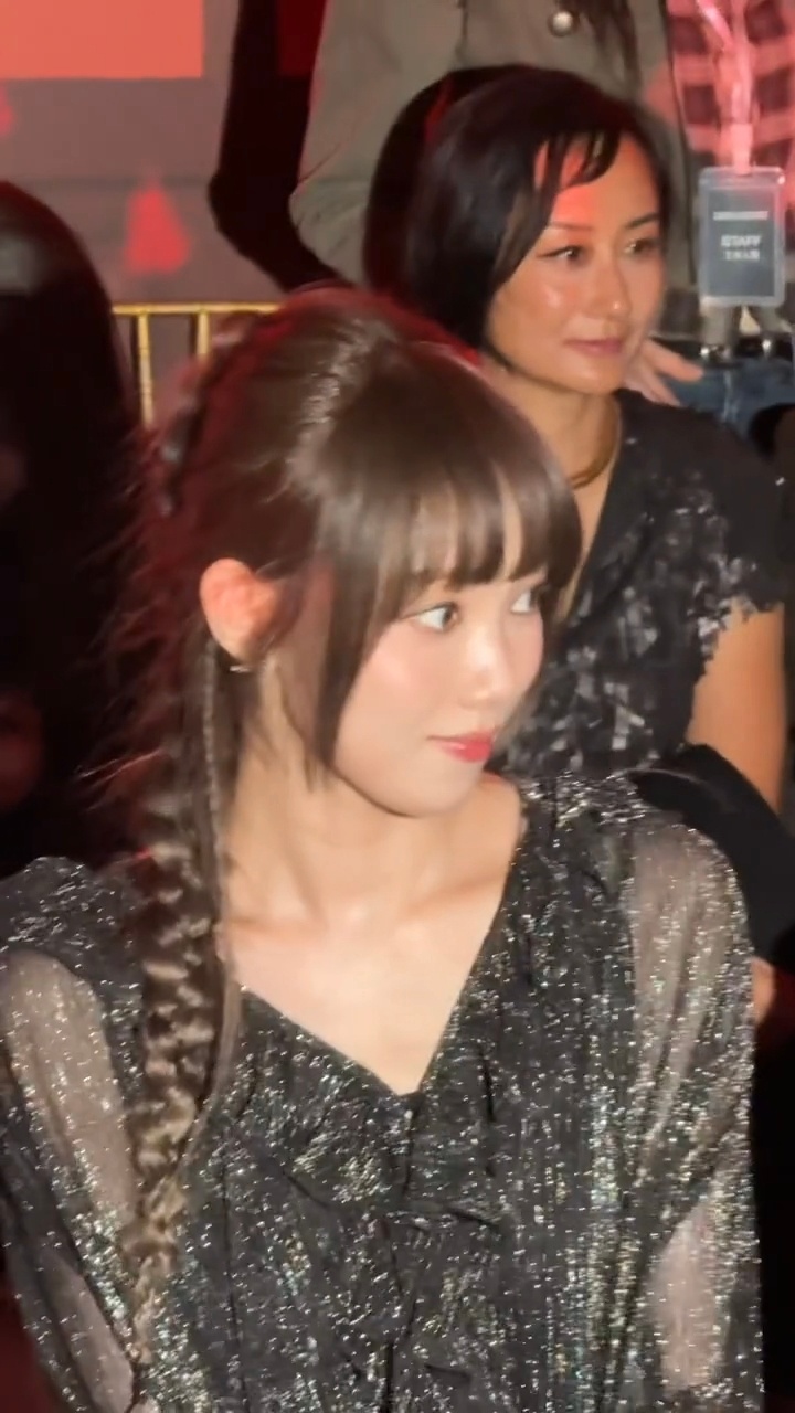 圣经欧尼这令人震撼的人气！好多的人，好美的欧尼…被挤也依旧微笑打招呼饭撒李圣经北