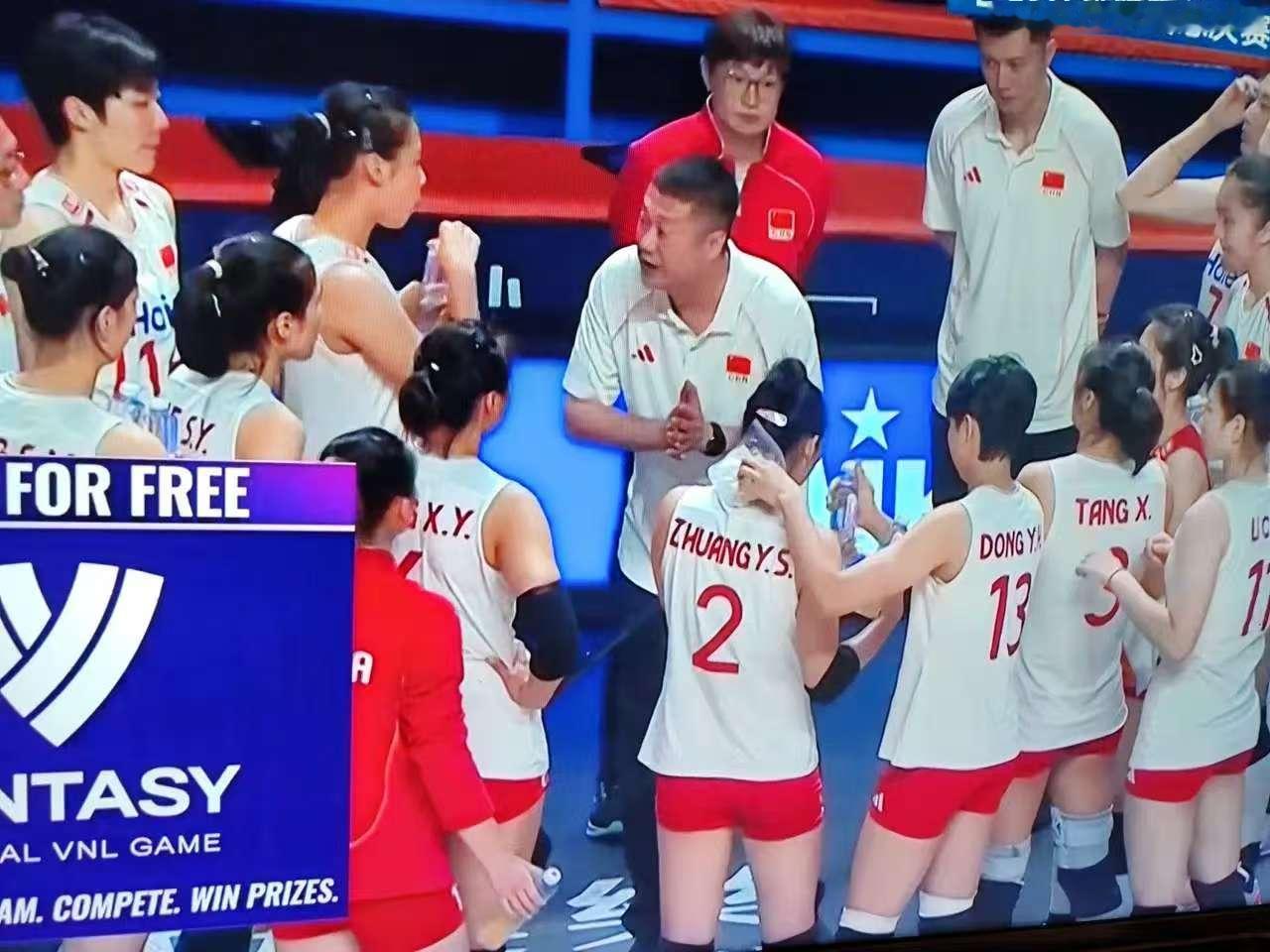 世界女排联赛总决赛，中国女排对阵美国女排，第一局中国女排15：25失利，比赛进入