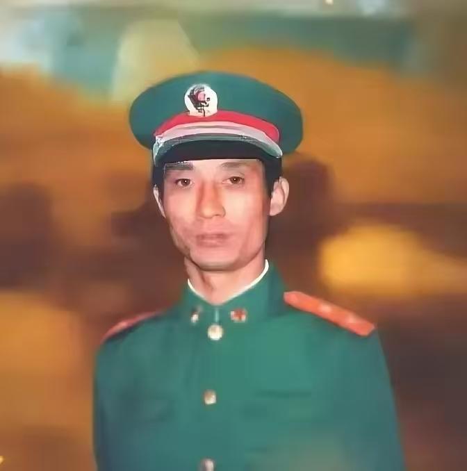 1978年底，26岁的副连长刘保健回乡探亲，父母催婚，他硬着头皮去相亲，村口老槐