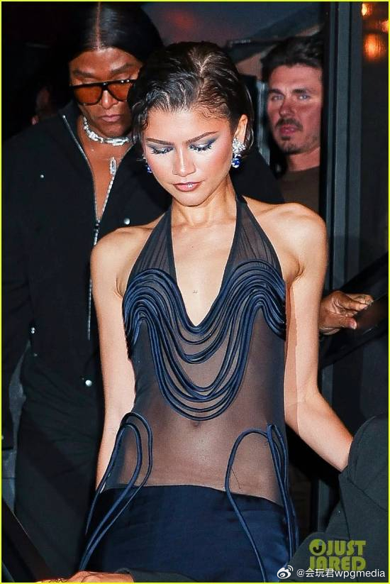 赞达亚大尺度透视装亮相《戏剧》庆功宴为继续庆祝新片《戏剧》的首映，Zendaya