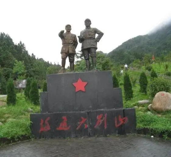 拿 A 元帅的话捧 B 大将，转头又极力否定 A 元帅本身的军事水平；存在这类类