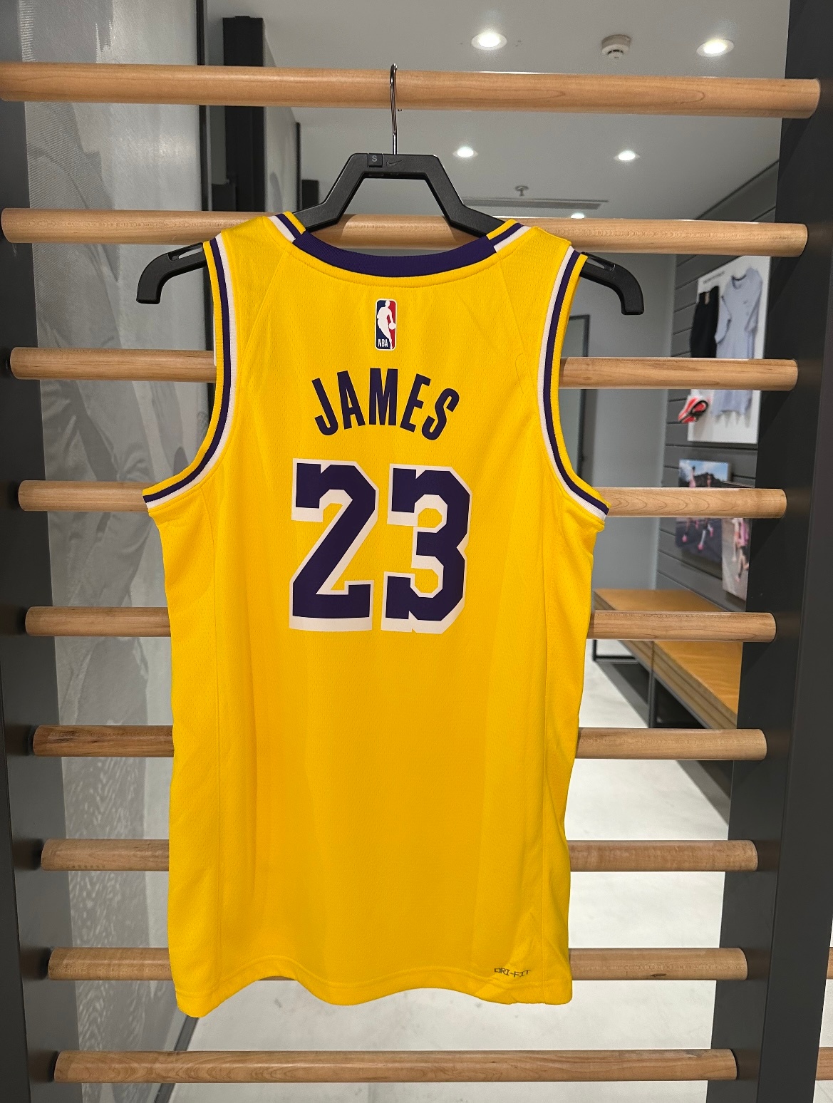 转发➕点赞就行！搞一件詹姆斯球衣，下场湖人赢球的时候开！湖人vs火箭湖人3比0火