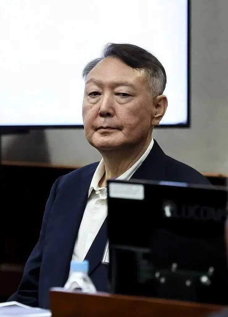 被要求判死刑，尹锡悦涨红了脸，抓起麦克风陈述89分钟，拍桌怒骂特检组。韩国首尔中