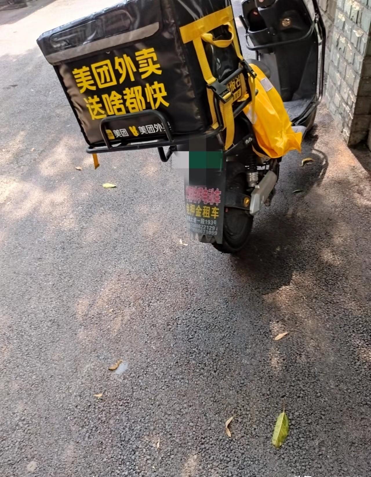 十年不涨租，

房东偷偷改了厨房，

租客后来干了件谁也没想到的事。

那天李伯
