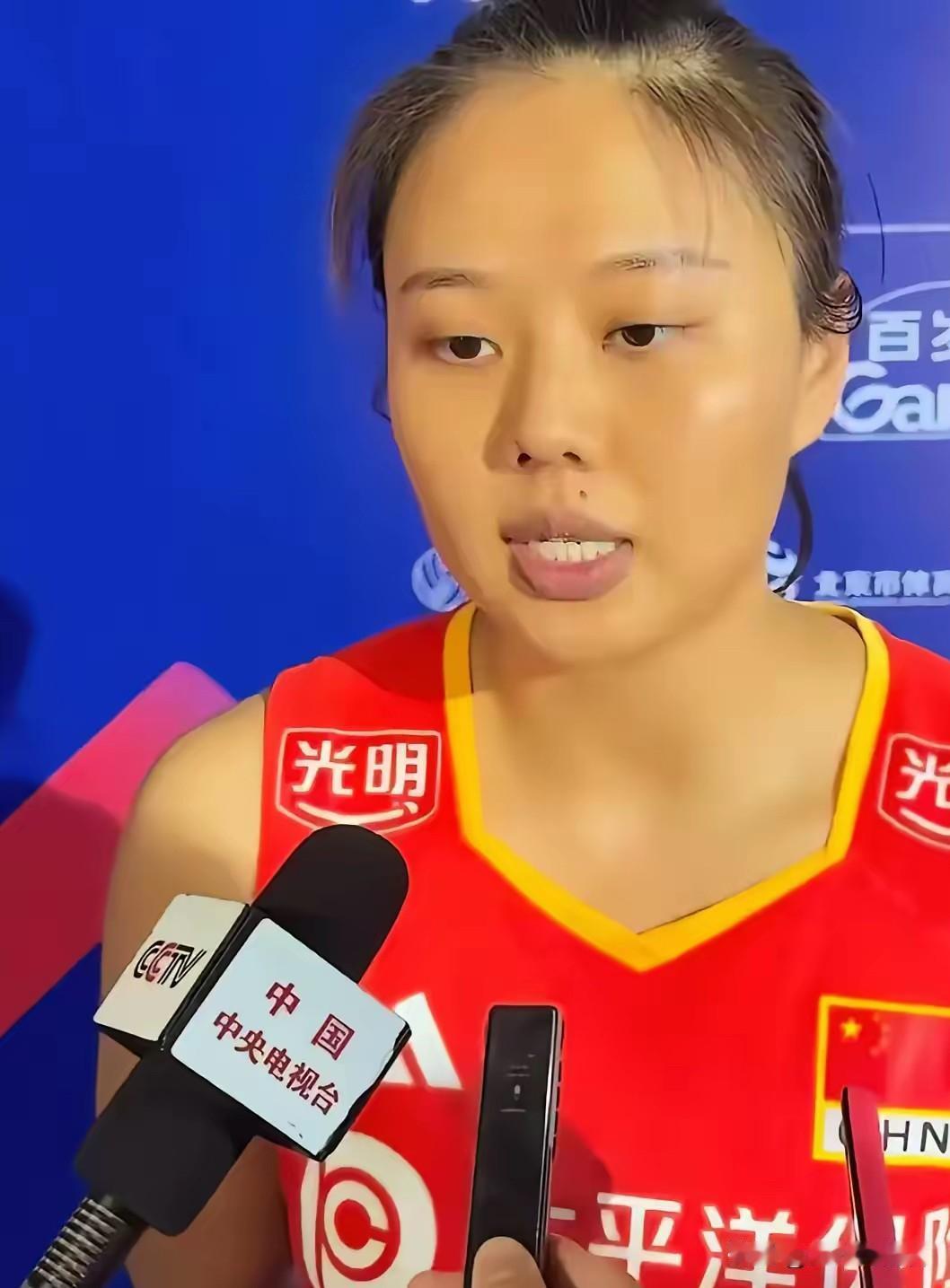 情商爆表！女排世联赛中国队1:3波兰队，赛后队长龚翔宇真情流露[赞]
1. 面对