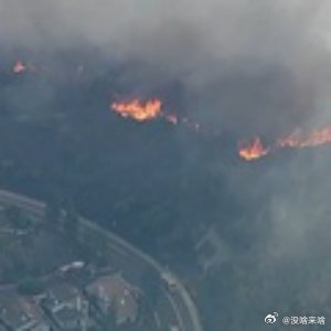 灭火也不是那么积极 能不持续燃烧嘛......美国加州南部多处山火持续燃烧 ​​