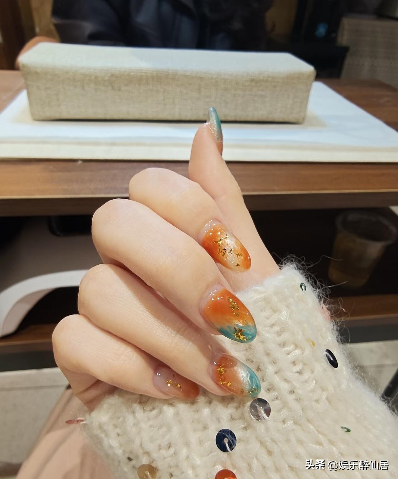 晒图笔记大赛过年就准备做这个美甲了，看着好漂亮，还是头一回做，有点羞耻感的感觉