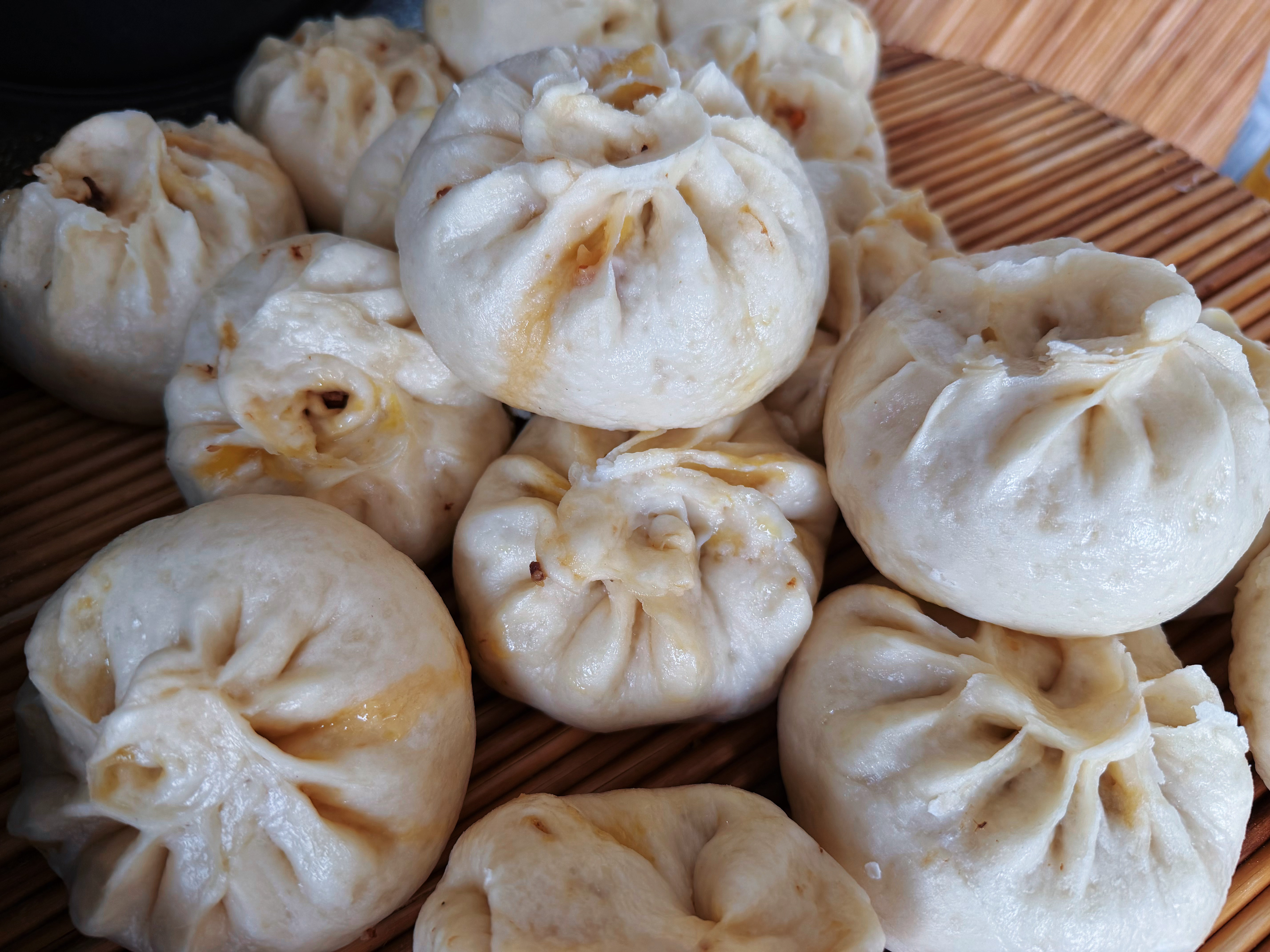 刁镇回民饭店的牛肉馅，老妈又加入胡萝卜，酱油调制好，肯定是香，在减肥和吃包子这件