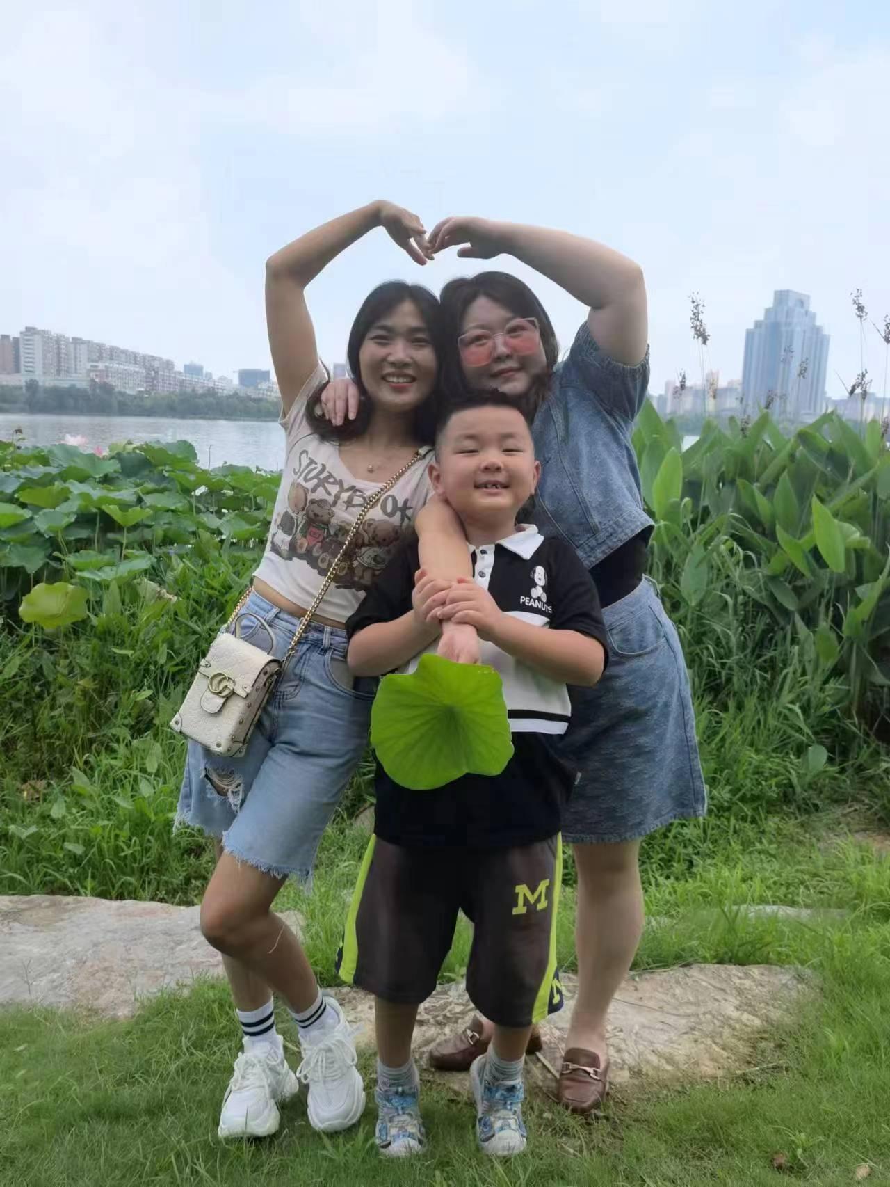 发小是种神奇的物种啊，多年不见却总是想念，久别重逢便唠到三更。没有尴尬更没有陌生