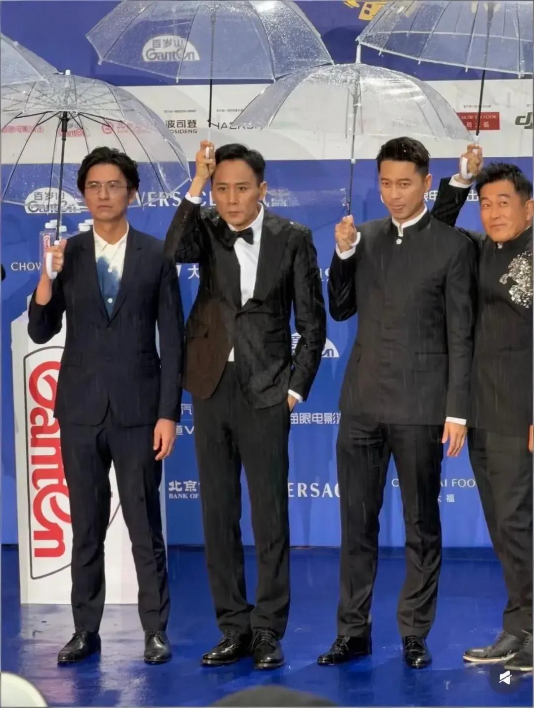 北影节上的刘烨，打伞的样子太逗了，哈哈哈！