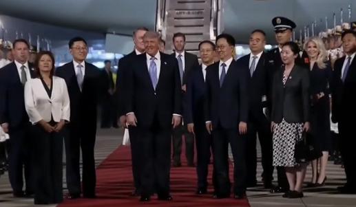 卢比奥登上了空军一号。很多人以为制裁名单会把他挡在舱门外。错了！真相是：制裁针对