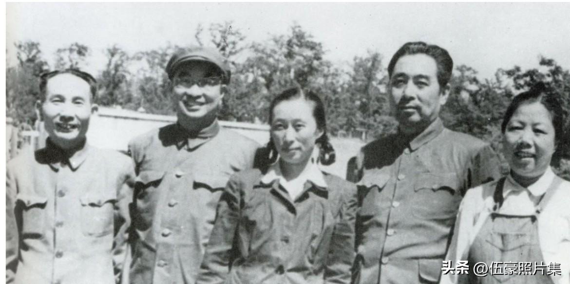 1951年6月，（左起）欧阳钦、陈赓、傅涯、周恩来、邓颖超在大连劳动公园合影。周