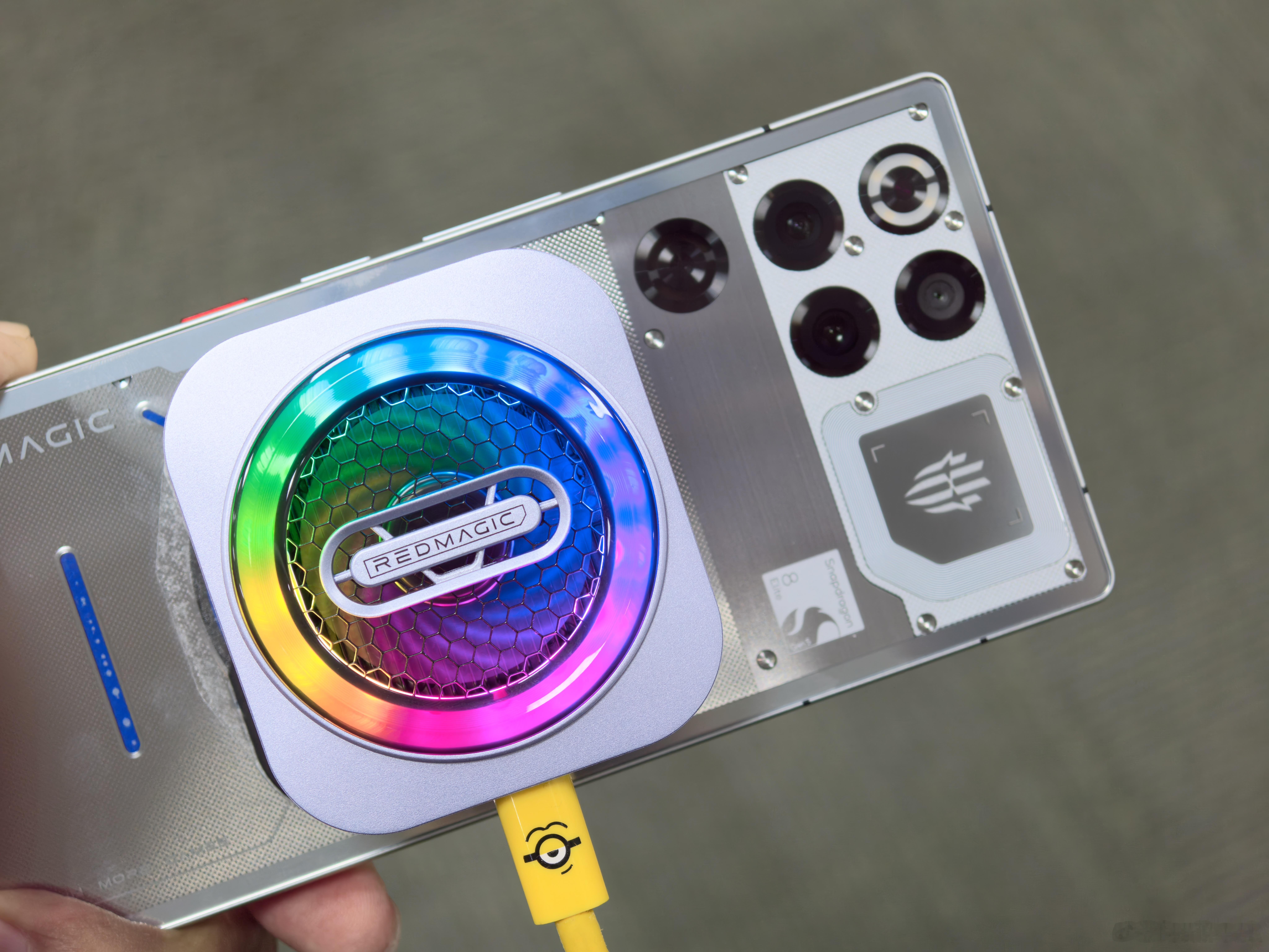 给红魔11 Pro+上点强度，怼上散热背夹，测试了下连续跑3D Mark，从满电
