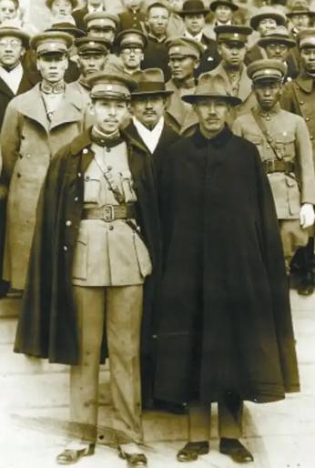 1928年，张作霖被日本人炸死后，27岁的张学良硬着头皮接手了东北的烂摊子，那时
